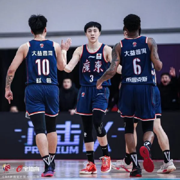 埃瓦尔逆袭战胜对手，成功豪取三分的简单介绍